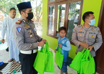 Tingkatkan Keimanan Warga, Polres Cirebon Kota Berikan Bantuan Al- Qur’an dan Buku Agama