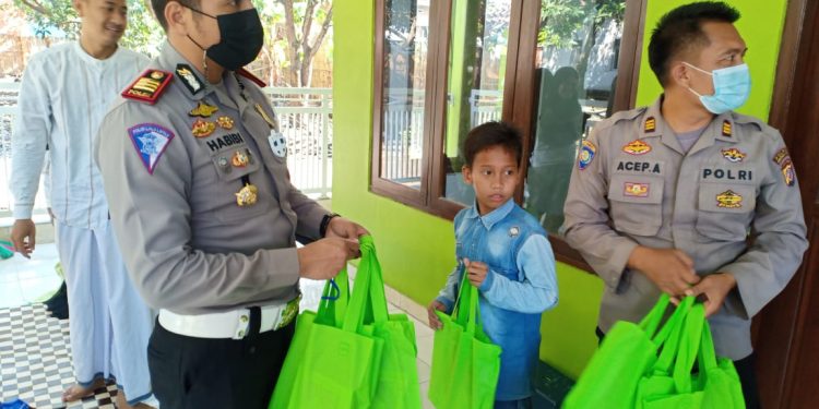 Tingkatkan Keimanan Warga, Polres Cirebon Kota Berikan Bantuan Al- Qur’an dan Buku Agama