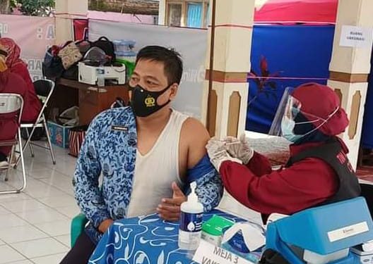 ORANG NOMOR SATU DI PEMDES WERU KIDUL DISUNTIK VAKSIN COVID-19
