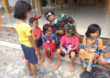 Potret Humanisme Satgas TMMD Reguler Bojonegoro Bersama Anak Jatimulyo