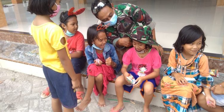 Potret Humanisme Satgas TMMD Reguler Bojonegoro Bersama Anak Jatimulyo