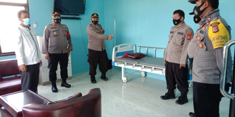 Satbinmas Polresta Cirebon Cek Posko PPKM Mikro di Desa Karangmekar