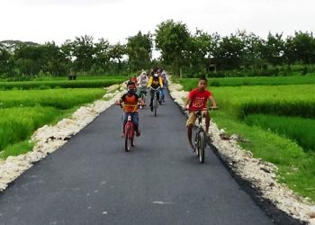 Cerianya Bocah Desa Nikmati Jalan Aspal TMMD Reguler Bojonegoro
