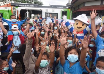 Hilangkan Trauma, Pekerja Milenial Pertamina Ajak Anak-Anak di Pengungsian Bermain