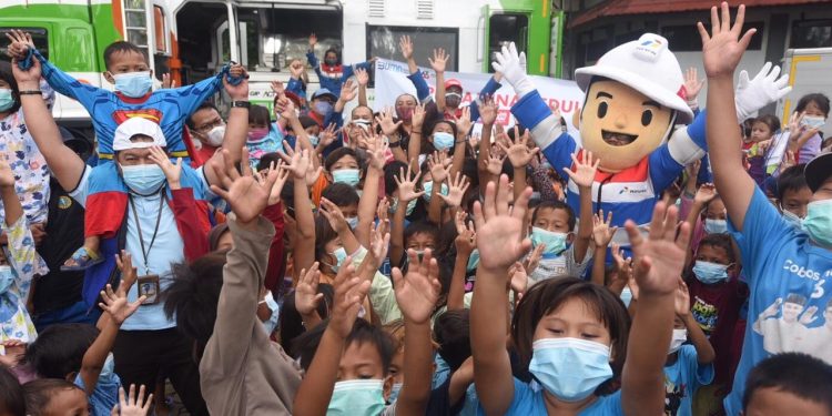 Hilangkan Trauma, Pekerja Milenial Pertamina Ajak Anak-Anak di Pengungsian Bermain