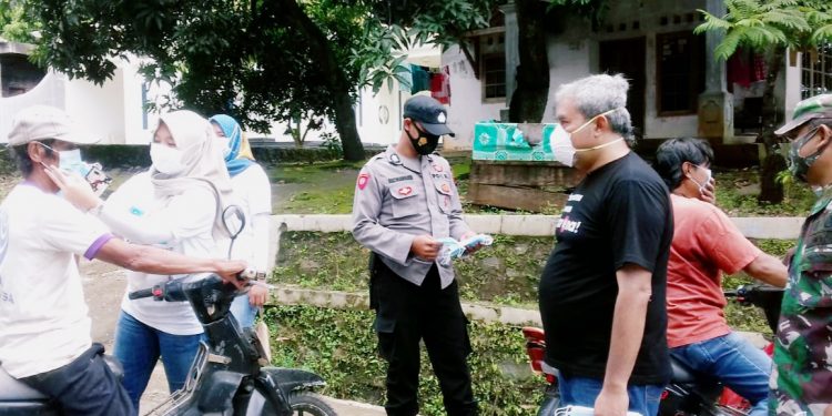 Selain Membagikan 1000 Masker, Pemdes Lebak Mekar Juga Gelar Penyemprotan Desinfektan