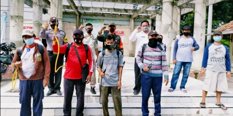 Gelar Penyemprotan Desinfektan, PemDes Karangmangu Maksimalkan Program PPKM Skala Mikro
