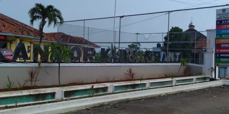 Kantor Desa Pranti Ganti Warna