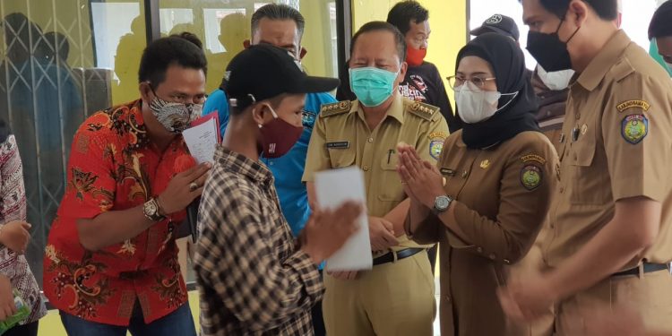 Bupati Dan wakil Bupati Beri Santunan Kepada Korban Tabrakan Kapal