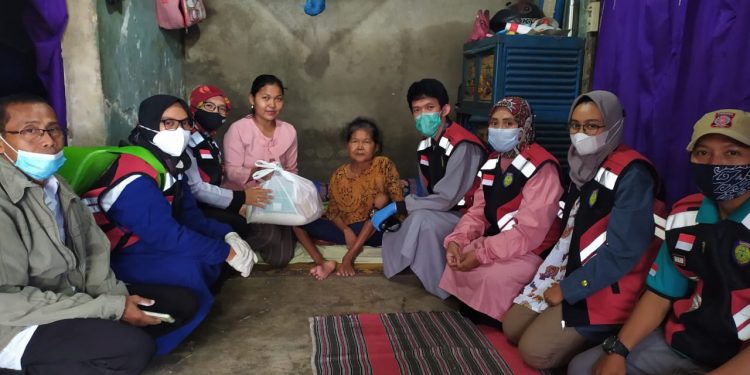 Pemcam Jatibarang Tangani Warga Yang Sakit.