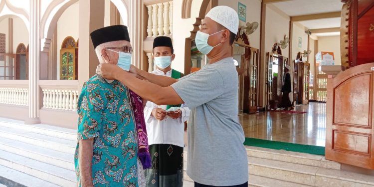 PemDes Susukanagung Tebar Masker Untuk Jama’ah Sholat Jum’at