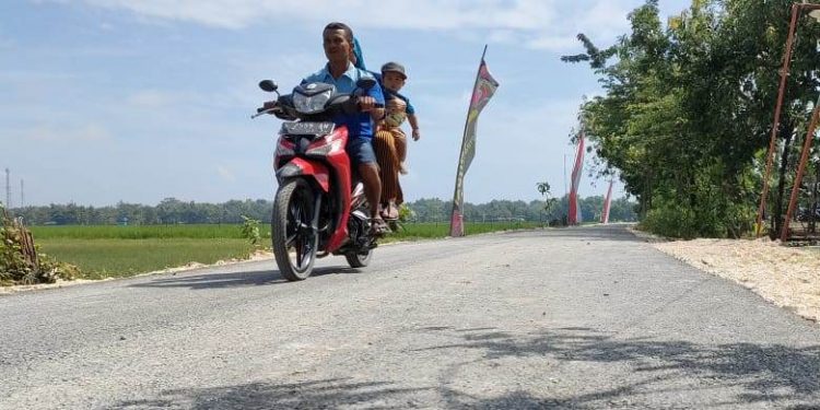 Jalan TMMD Reguler Bojonegoro Muluskan Segala Aktivitas Warga Dua Desa