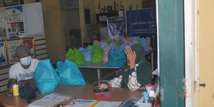 Ditengah Pandemi Covid 19 PWI Indramayu Bagikan “ Kado Ramadhan”
