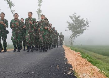 Prajurit Satgas TMMD Reguler Bojonegoro Lari Bernyanyi Saat Purna Tugas