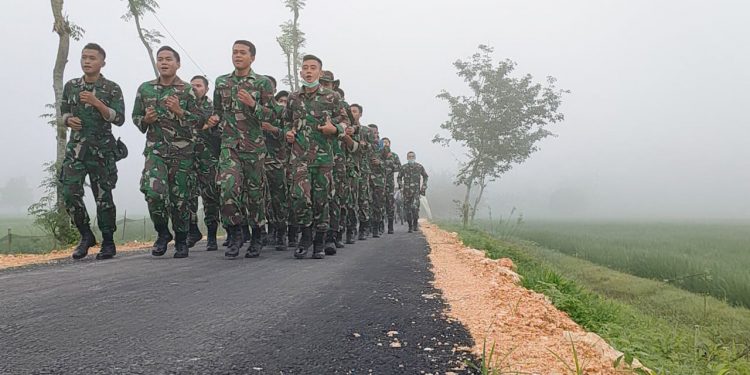 Prajurit Satgas TMMD Reguler Bojonegoro Lari Bernyanyi Saat Purna Tugas