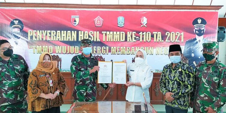 TMMD Reguler Bojonegoro Resmi Ditutup, Dandim Serahkan Hasil Kerja ke Bupati