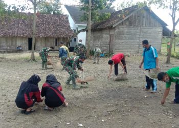 TNI Bersama Guru dan Murid Bersih-bersih Sekolah Pasca TMMD Reguler Bojonegoro