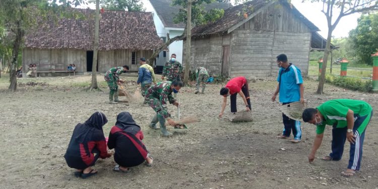 TNI Bersama Guru dan Murid Bersih-bersih Sekolah Pasca TMMD Reguler Bojonegoro