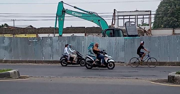 Warning Komisi II Tak Di Gubris, Komunitas Pedagang Tagih Ketegasan Hukum –Membangkang, Pembongkaran Bangunan Pasar Losari Kidul Di Lanjutkan