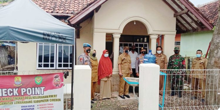 PemDes Sarajaya Siapkan Ruang Isolasi, Keluarga Terdampak Covid-19 Terima Penyaluran Paket Sembako