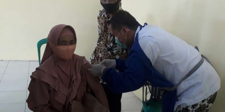 PUSKESMAS WARUROYOM LAKSANAKAN VAKSINASI UNTUK LANSIA DIDESA KEJUDEN