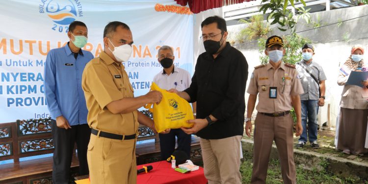 BKIPM KKP Berikan 1,5 Ton Paket Ikan Olahan Kepada Warga Indramayu