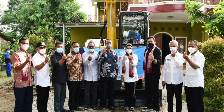 Bupati Indramayu Serahkan Satu Unit Excavator untuk Petambak Ikan di Pasekan