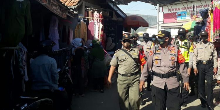 KOMPOL RADEN NANA RUHIYANA, SH, PIMPIN LANGSUNG OPERASI PPKM DIPASAR SANDANG TEGALGUBUG