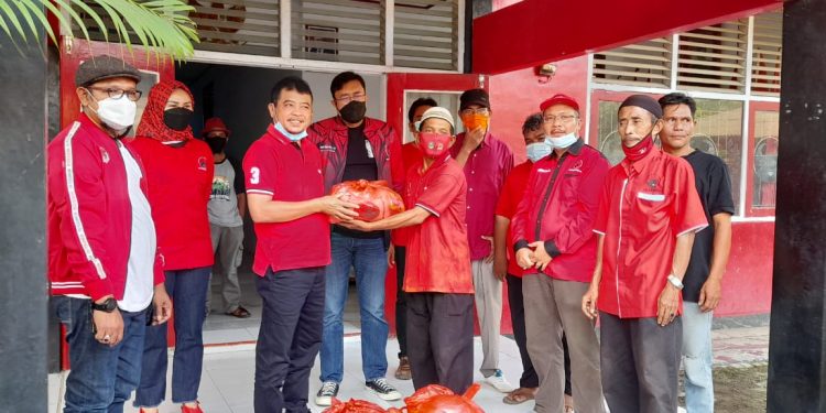 DPC PDI Perjuangan Indramayu Bagikan 3.800 Paket Sembako