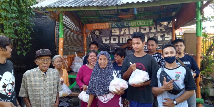 Pemuda Samdik Comunity Berbagi Berkah Ramadhan Pada Puluhan Lansia dan Anak Yatim