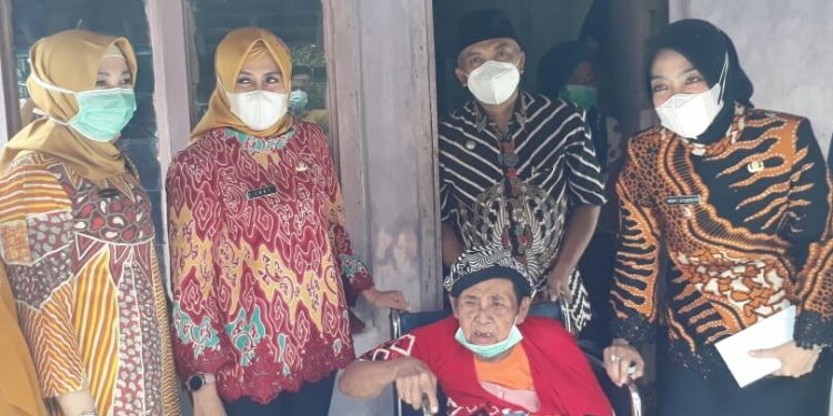 CAMAT KAPETAKAN MENYAMPAIKAN TERIMA KASIH ATAS PERHATIAN DARI KETUA TIM KPKD KABUPATEN CIREBON