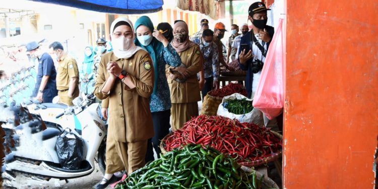 Jelang Lebaran, Bupati Nina Tinjau Pasar Daerah Jatibarang.