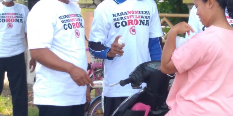 Putus Covid-19, Pemdes Karangmulya Bagikan Masker
