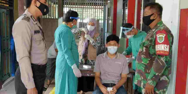 Panpilwu dan Petugas TPS di Desa Terusan Jalani Swab Covid-19