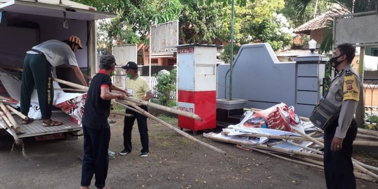Panpilwu Desa Sindang Tertibkan APK Calon Kuwu