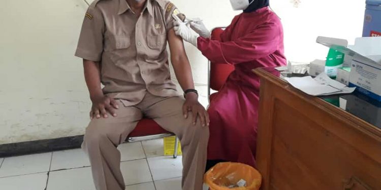 SEKRETARIS 1 CABANG PGRI KECAMATAN ARJAWINANGUN, JUMADI DISUNTIK VAKSIN