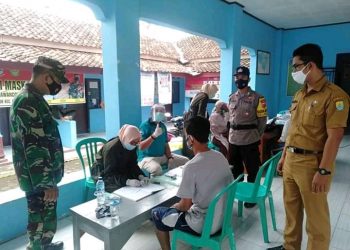 Cegah Penularan Covid 19, Lansia Warga Desa Sende di Vaksinasi