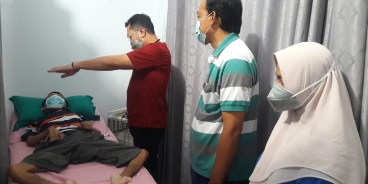 Penderita Kelumpuhan Ditangani Tim Dokmaru