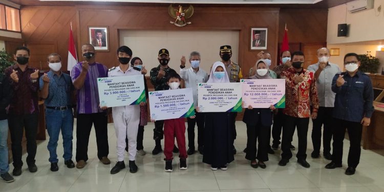 Peringati May Day, Pemkab Indramayu Serahkan Sembako dan Beasiswa