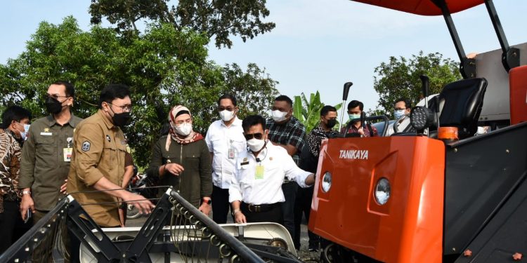  Mentan Serahkan Alat Pertanian Kepada Petani Indramayu.