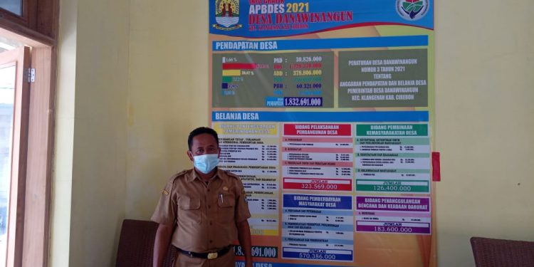 JAGA INTEGRITAS, PASANG BALIHO INFO GRAFIK APBDES WUJUD TRANSPARANSI DAN KETERBUKAAN INFORMASI PUBLIK