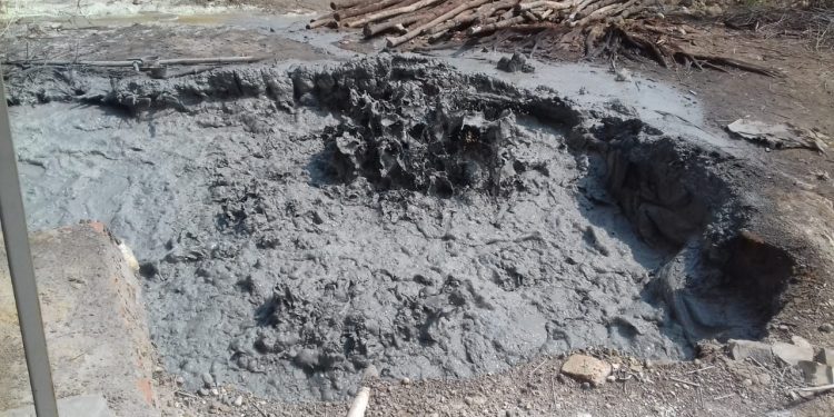 SEMBURAN LUMPUR DESA CIPANAS KECAMATAN DUKUPUNTANG MENIMBULKAN BAU BELERANG MENYENGAT