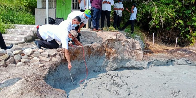 BAU MENYENGAT SEMBURAN LUMPUR DIDESA CIPANAS DIPASTIKAN BERBAHAYA
