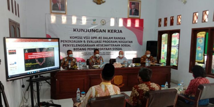 KEMENSOS RI BERSAMA ANGGOTA KOMISI VIII DPR RI LAKUKAN PENINJAUAN DAN EVALUASI PELAKSANAAN PROGRAM PENYELENGGARAAN KESEJAHTERAAN SOSIAL DI DESA SINDANGJAWA