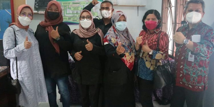 KUNJUNGAN SELLY ANDRIANY GANTINA KE PUSKESOS SEJAHTERA DESA SINDANG JAWA : TUGAS PUSKESOS SANGAT STRATEGIS DAN MULIA