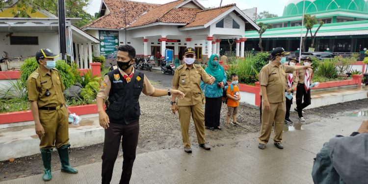 Puskesmas Losarang Gercep Bagikan Masker, Cegah Penyebaran Covid-19