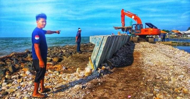 Tahan Abrasi, Pantai di Eretan Kulon Dipasang Batu Grip