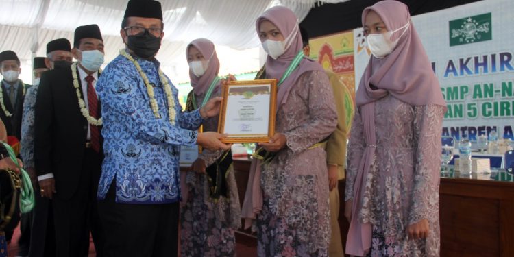 Bupati Cirebon, Anak pesatren harus lanjutkan kuliah