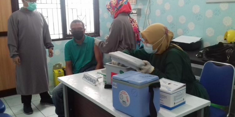 TEKAN COVID-19 PUSKESMAS KLANGENAN TERUS GENCARKAN VAKSINASI