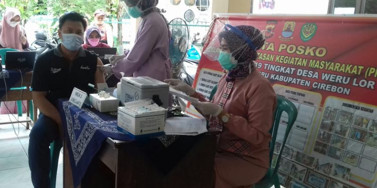 ANTUSIAS WARGA DAN LANSIA DESA WERU LOR UNTUK DIVAKSIN TINGGI